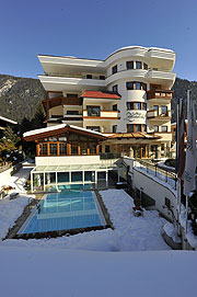 Zillertalerhof Alpine Hideaway in  Mayrhofen mit Outdoorpool im Winter (©Foto: Ute Niedermayr ZILLERTALERHOF Alpine Hideaway)